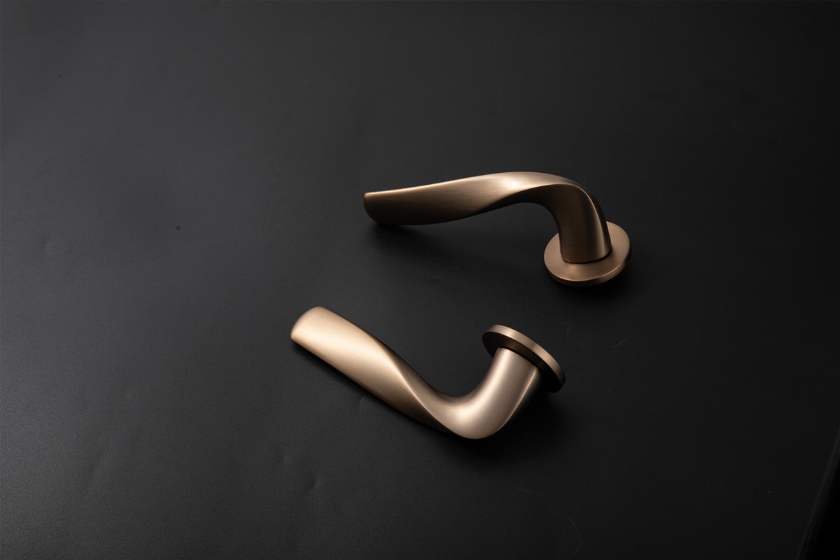 A door handle resembling ripples