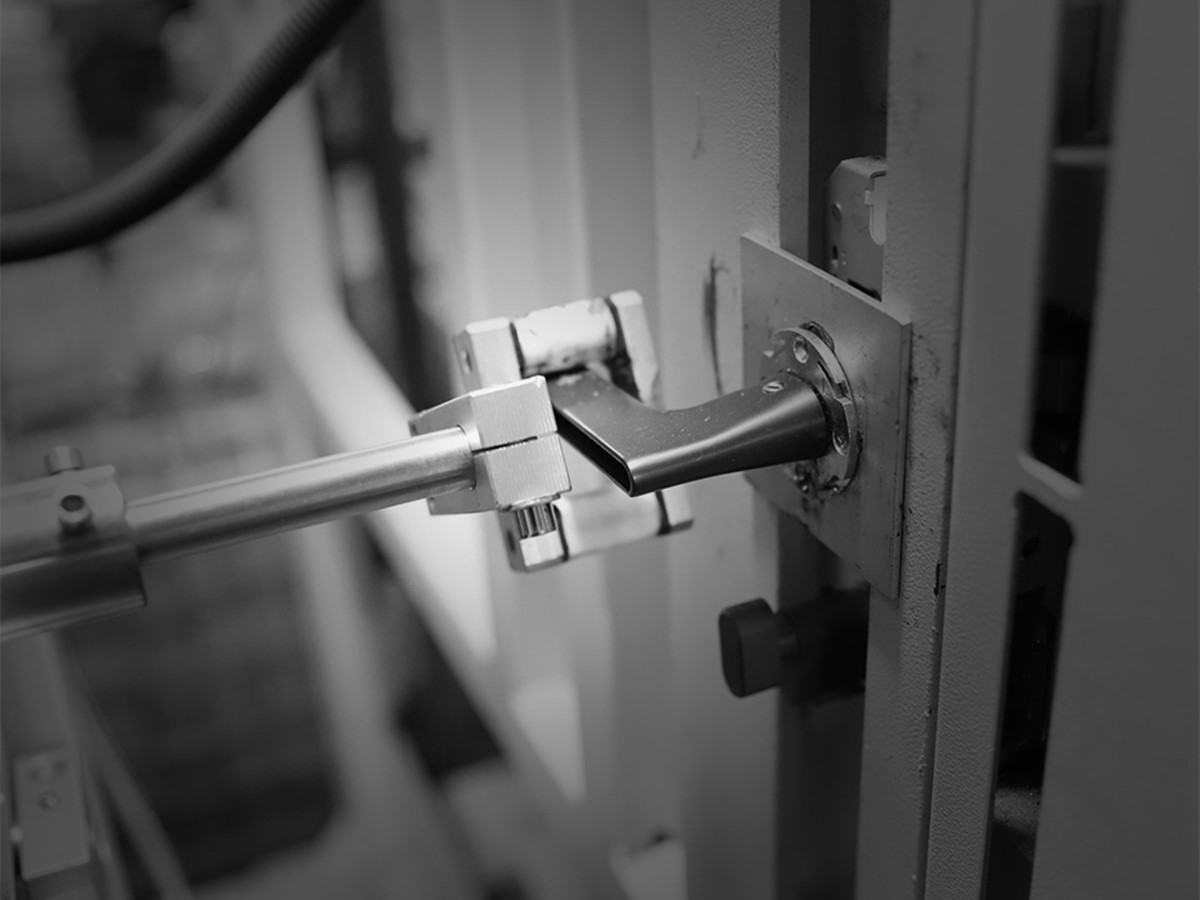 Door handle opening and closing test