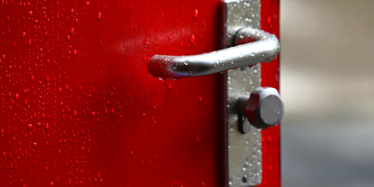 Moisture-proof door handle