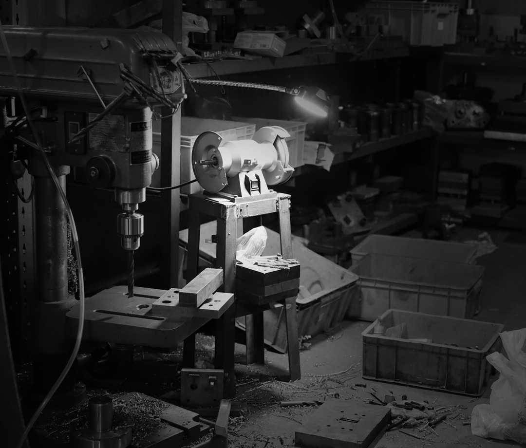 fabrication de poignées de porte dans une usine de portes en bois