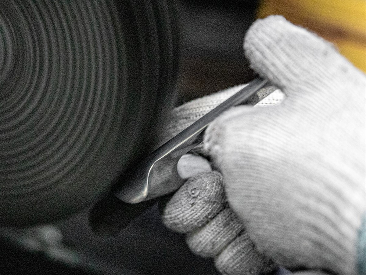 Polishing process of door handles