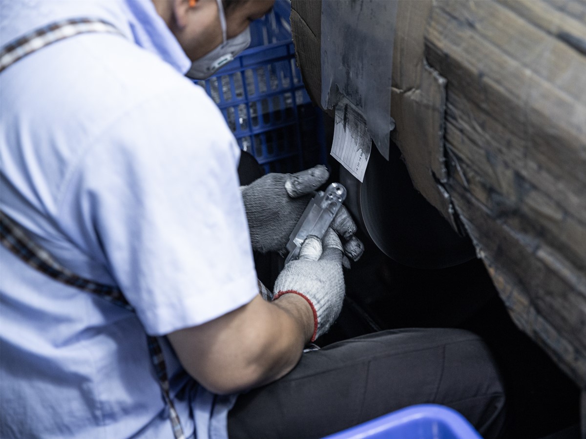 Polishing process of door hinges