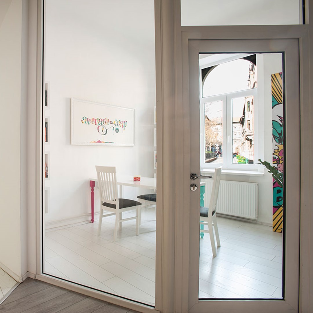 The Essential Guide to Choosing Hardware for Glass Doors