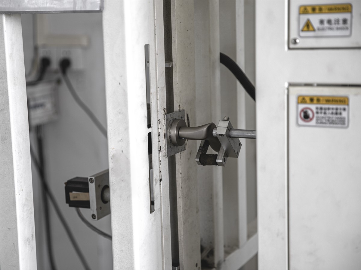 Door handle lift-and-press and push-pull test